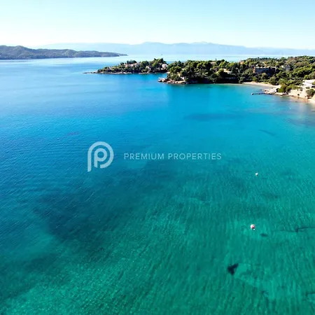 Δωμάτια σε οικογενειακή κατοικία Tranquility - Walk To The Beach With Infinity Pool